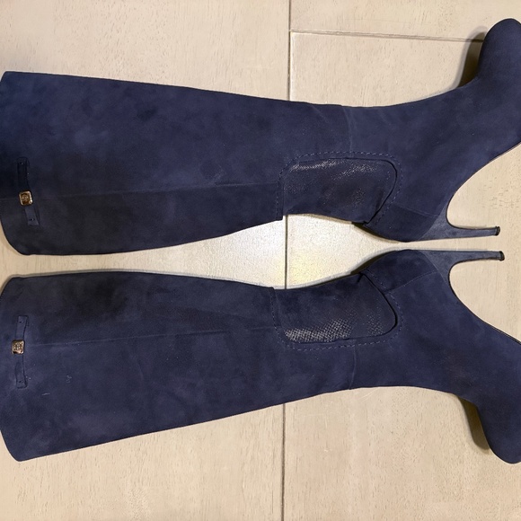 Guillaume Hinfray you say? (38) Midnight Blue Suede Boot with silvery-details - Picture 3 of 9